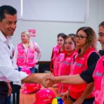 Mujeres capacitadas en programa Cascos Rosas de Agua y Drenaje Monterrey