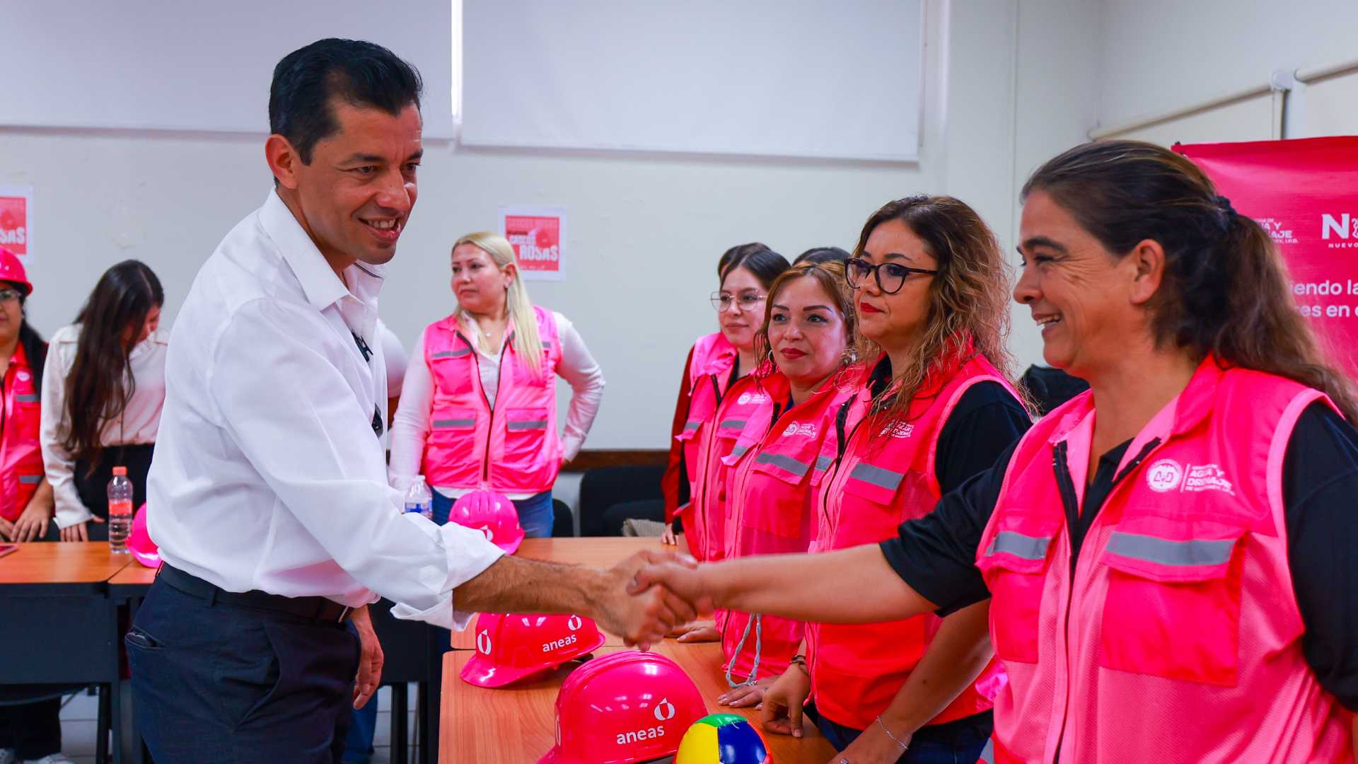 Mujeres capacitadas en programa Cascos Rosas de Agua y Drenaje Monterrey