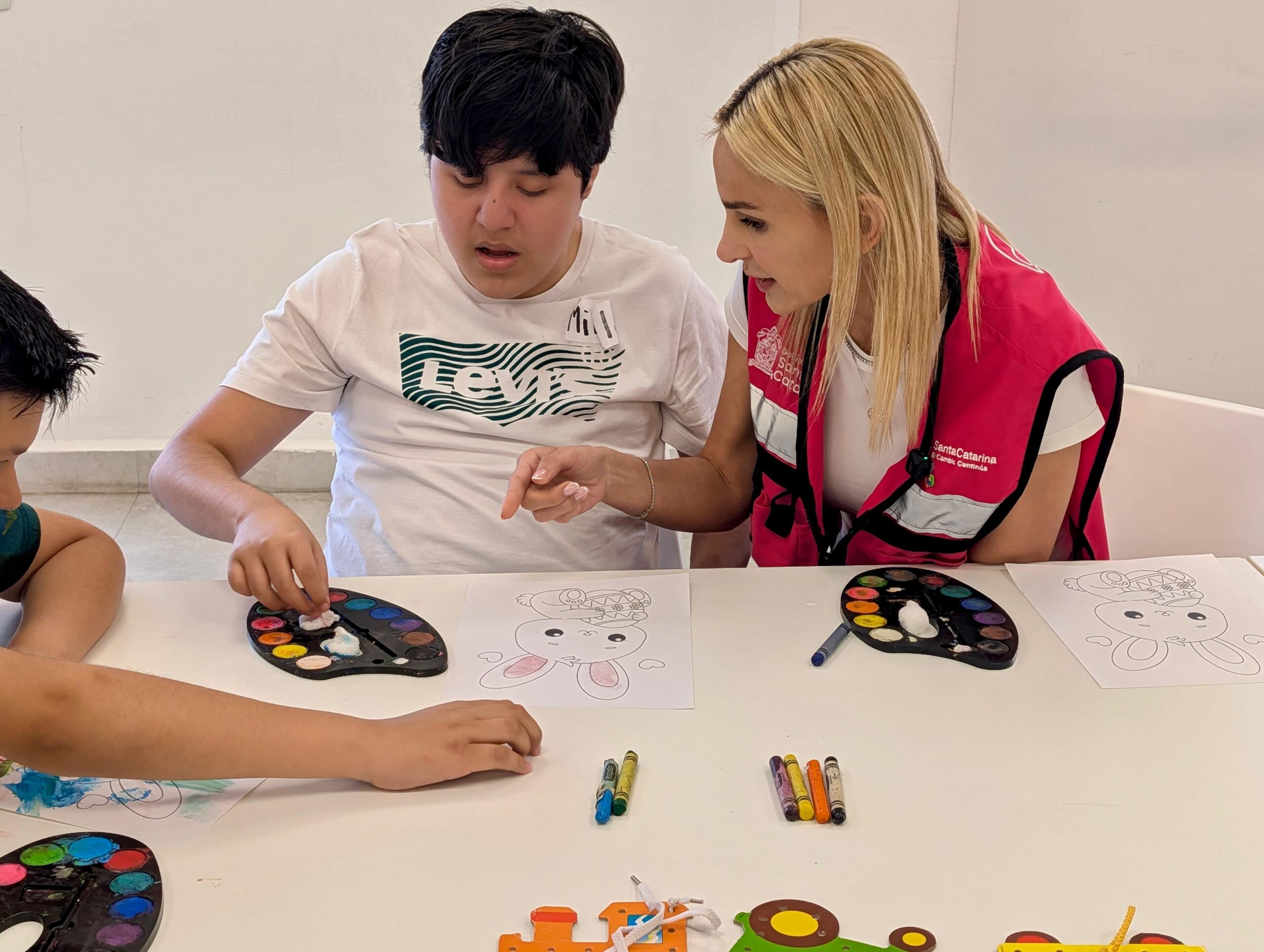 Niños con autismo en taller Almas Creativas del DIF Santa Catarina