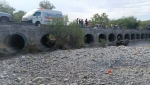 Muere conductor de tractor tras caer de un puente en Montemorelos