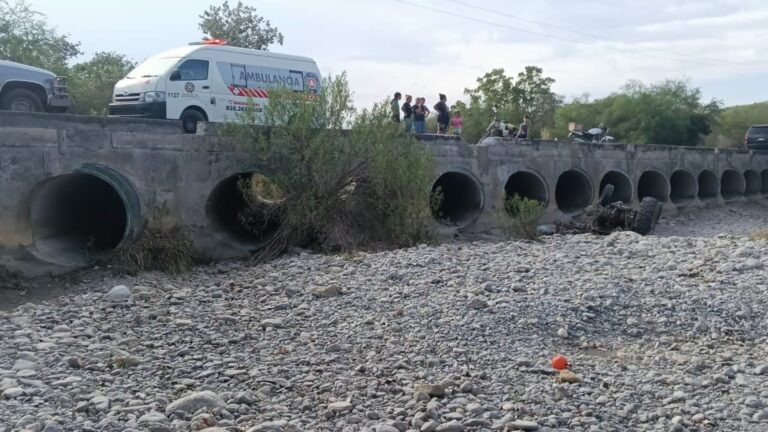 Muere conductor de tractor tras caer de un puente en Montemorelos