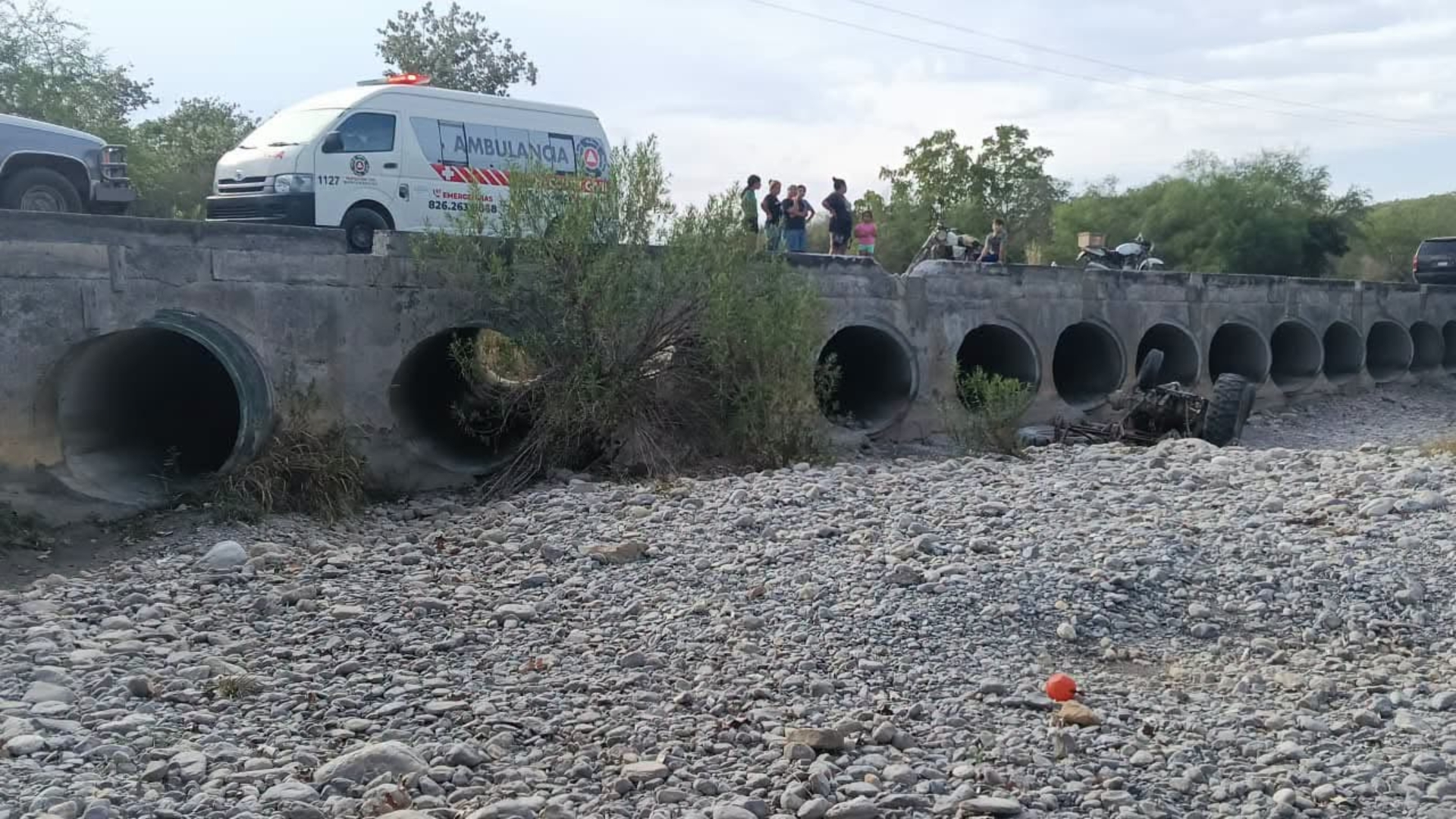 Muere conductor de tractor tras caer de un puente en Montemorelos